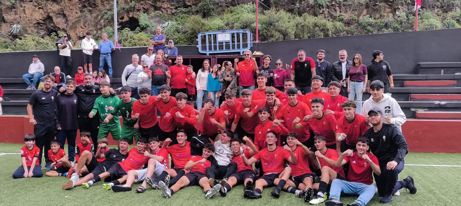 Jugadores, técnicos y afición del CD Mensajero reunidos en el estadio