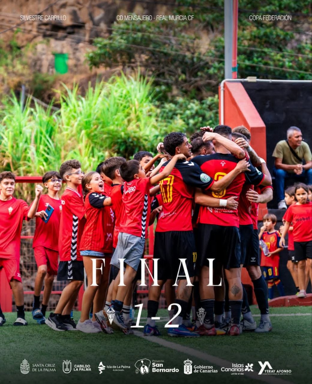 CD Mensajero y su afición tras la final de la Copa Federación ante el Real Murcia, con resultado 1-2